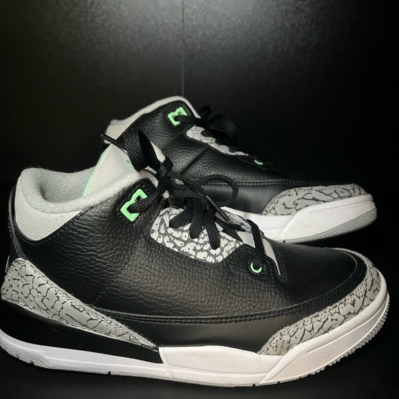 Jordan Other - Jordan 3 Retro Green Glow size 3Y